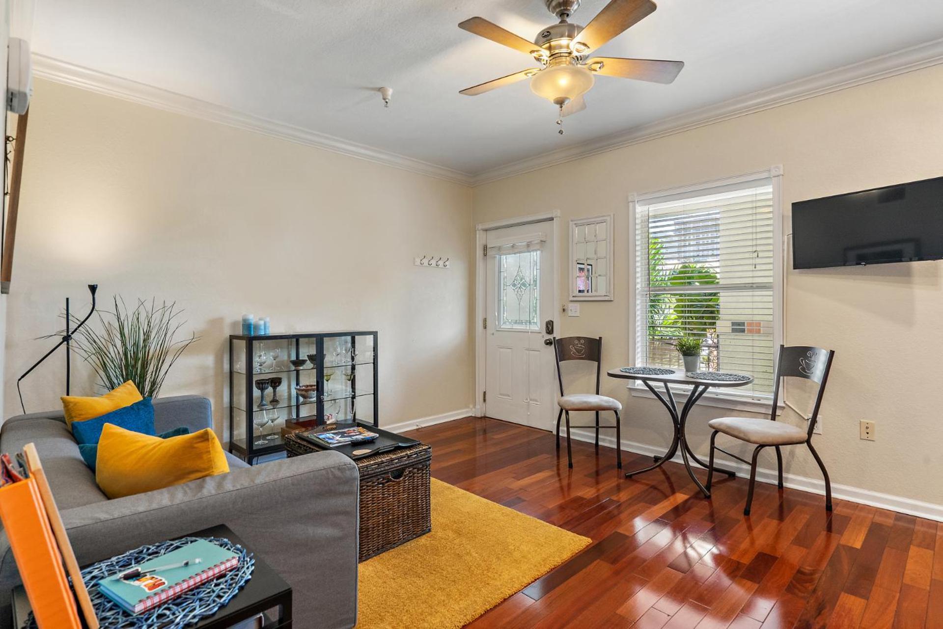 Вілла Wine-Dine-Sunshine Cozy Flat In The Heart Of Dtsp Сент-Пітерсбург Екстер'єр фото