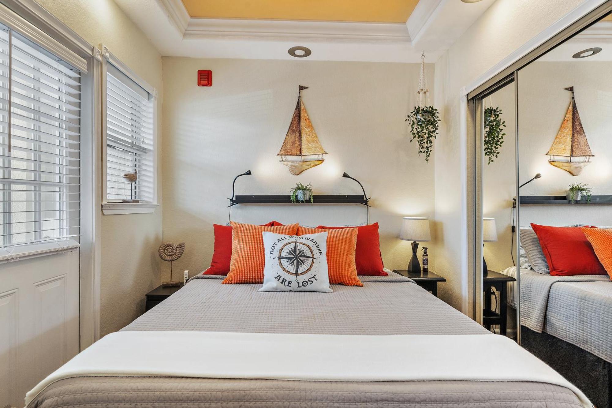 Вілла Wine-Dine-Sunshine Cozy Flat In The Heart Of Dtsp Сент-Пітерсбург Екстер'єр фото